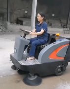 揚(yáng)子S6敞篷中型駕駛掃地車(chē)交付